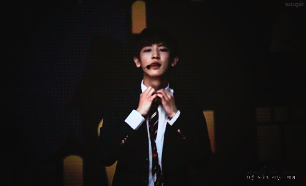 这个几张是灿烈在认真撩人的时候的动图,真的非常的帅气,一个是mv的