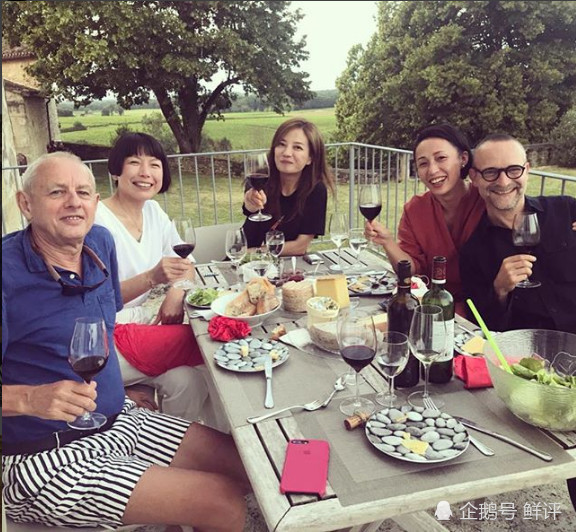 赵薇好友晒三家聚会照，小燕子家后院就像皇宫大草坪