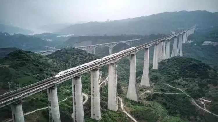 渝利铁路蔡家沟特大桥2013年建成,是世界最高双线铁路桥.