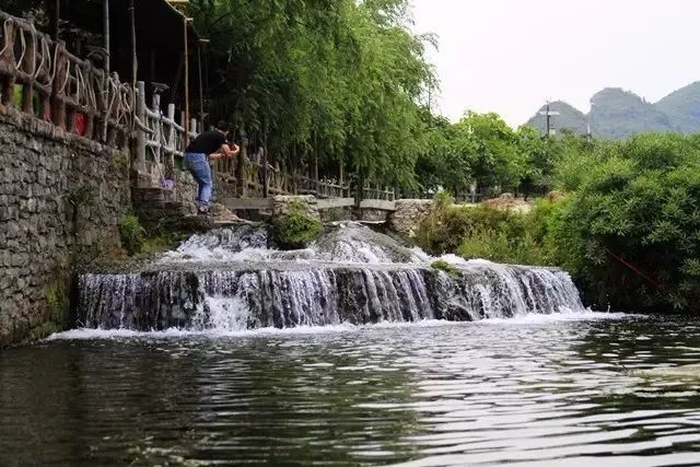 一想到河边烧烤,肯定第一个就是想到了石头寨,这里距离黄果树景区售票
