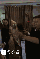 发搞笑gif动图:一个女客户送来的手机,里面发现了一张