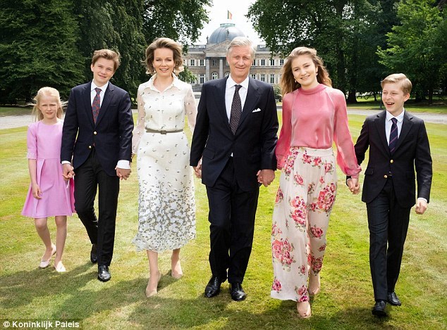 比利时王室全家庆祝国王登基5年，继承王位的伊丽莎白公主长大了