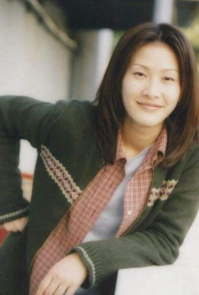 她曾经名气不逊蔡少芬，丈夫破产后不离不弃，为教育女儿读到博士