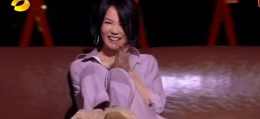 《幻乐之城》高价请来王菲，她竟穿睡衣拖鞋在节目中坐了一整期？