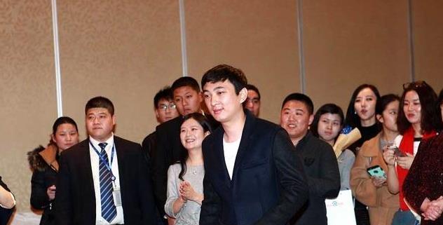 36E米娜与狗合照爆红,拒绝王思聪2亿报价,这不