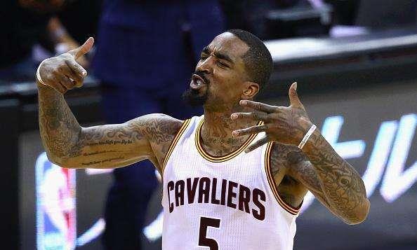 NBA最令人感动的6个瞬间,韦德香槟敬膝盖,詹