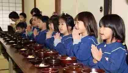 中国游客去日本吃饭,饭前双手合十说我开动了