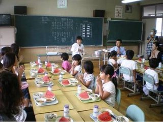 中国游客去日本吃饭,饭前双手合十说我开动了