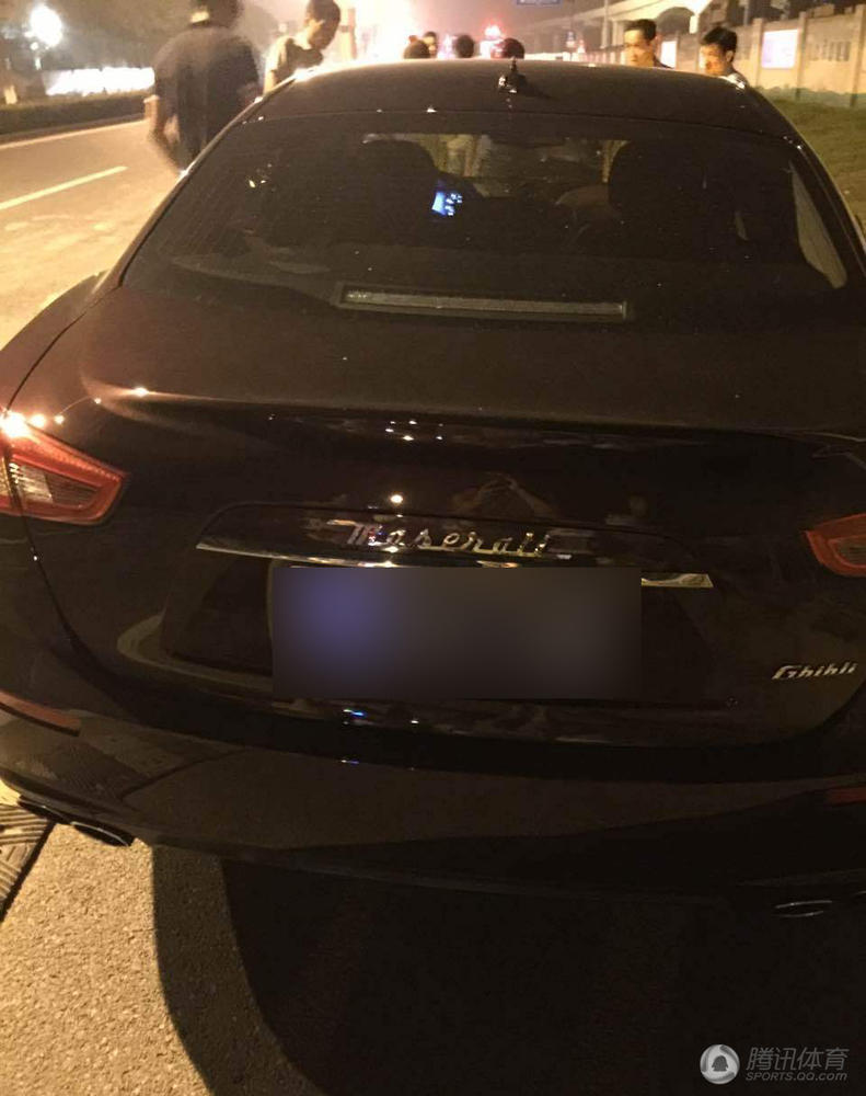 玩大了!曝上港国脚驾豪车遇交通事故_学生时代