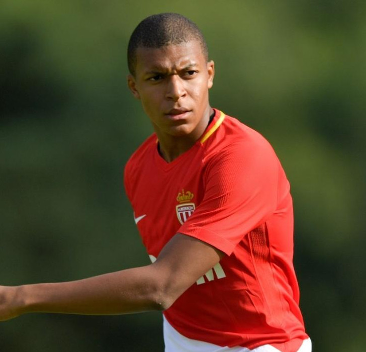 布冯盛赞姆巴佩:他和C罗梅西一样同为世界最强