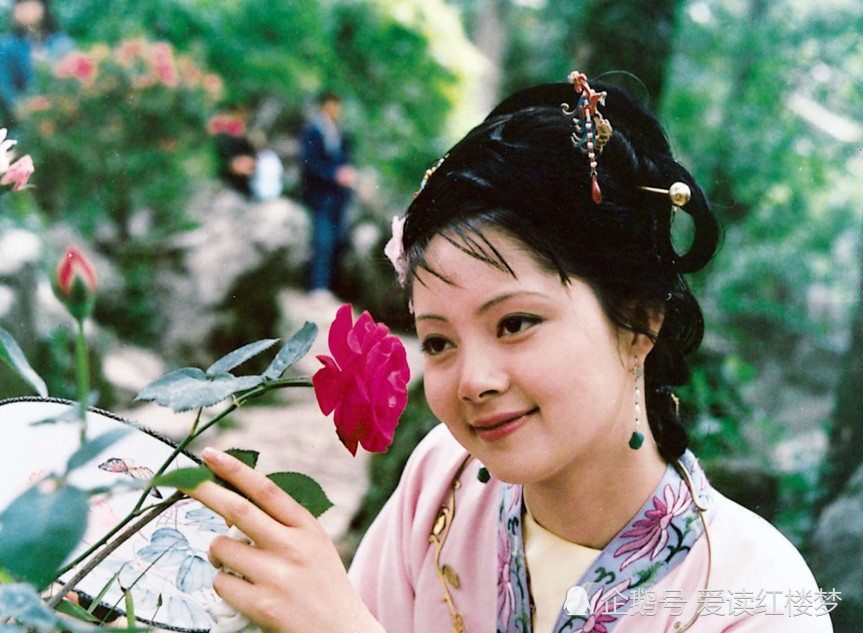 薛宝钗主动打络子,贾宝玉丝毫不领情,一个举动