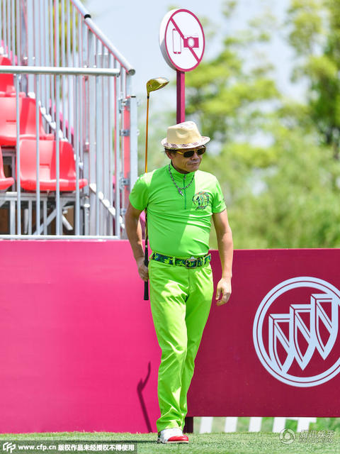 周立波一家打高尔夫 胖嘟嘟女儿现身_学生时代