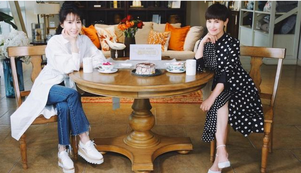 李念晒美照 一脸素颜皮肤好似少女 膝盖上的伤痕引网友直呼心疼