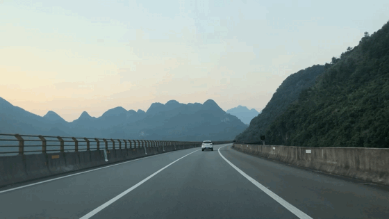 壁纸 道路 高速 高速公路 公路 桌面 560_315 gif 动态图 动图