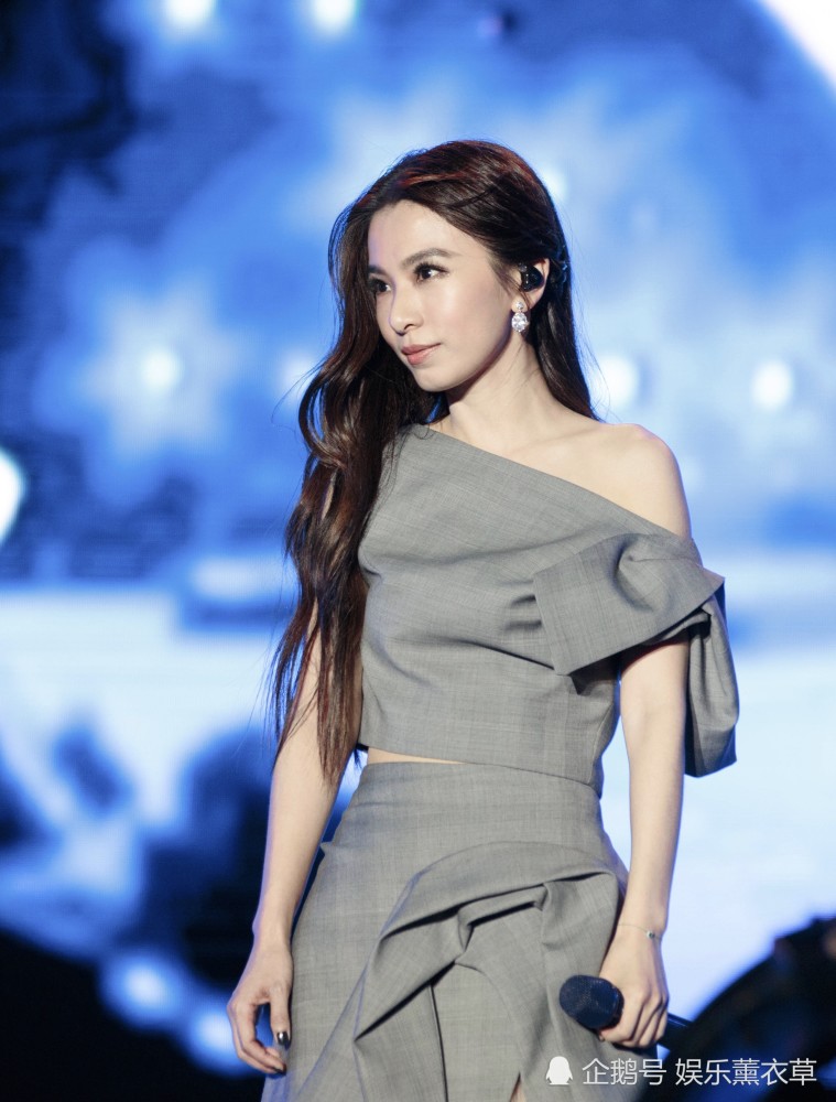 身穿米白色连衣裙，田馥甄少女感十足，网友：说她18岁我都相信