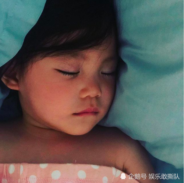 陈冠希晒女儿睡颜，Alaia宛如睡美人，让他不禁大呼“天哪”