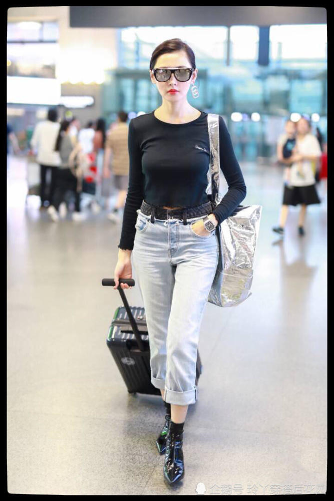 张天爱一只手表就要96万块,耳朵上的香奈儿耳