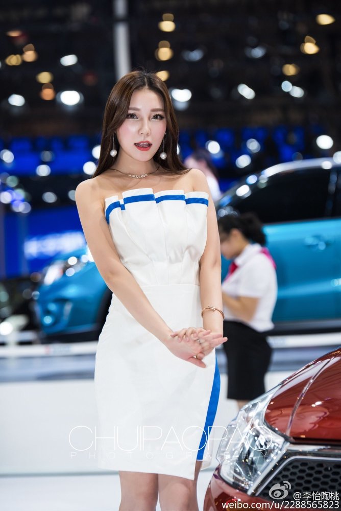 极品美女车模李怡陶桃 修长美腿凹凸身材白嫩性感诱人