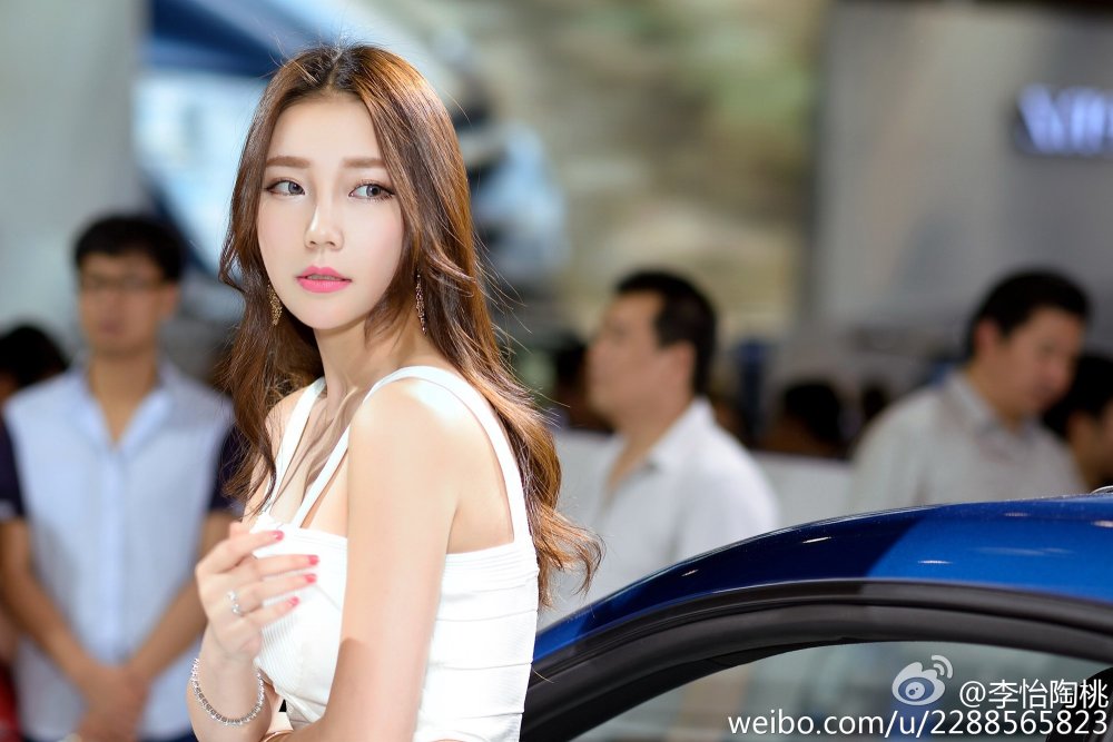 极品美女车模李怡陶桃 修长美腿凹凸身材白嫩性感诱人