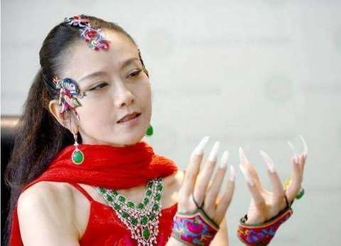 杨丽萍为了跳舞,摘除肋骨改造身体,洗澡吃饭都需要人照顾!