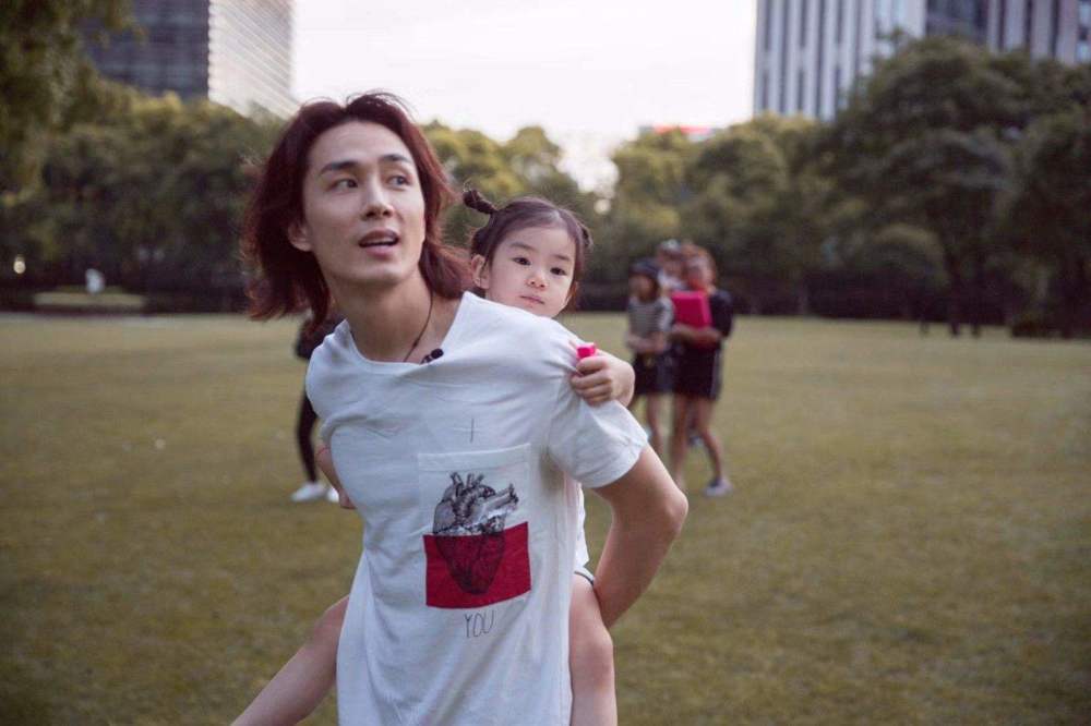 Lucky嘴馋可听到李承铉的回答好委屈,网友:你这