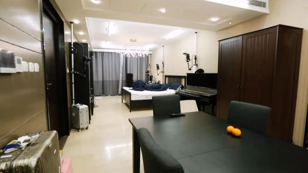 武艺妈妈不愧是富婆,57岁穿十多公分高跟鞋,一