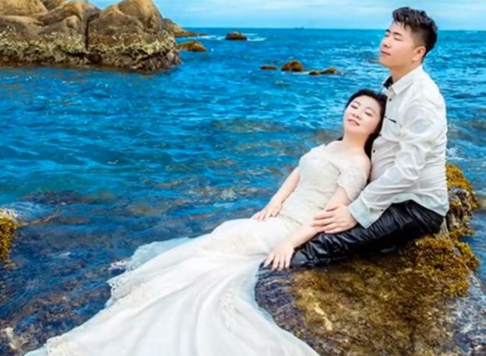 夫妻拍婚纱照，精修后体型都变了，但是新娘却很高兴