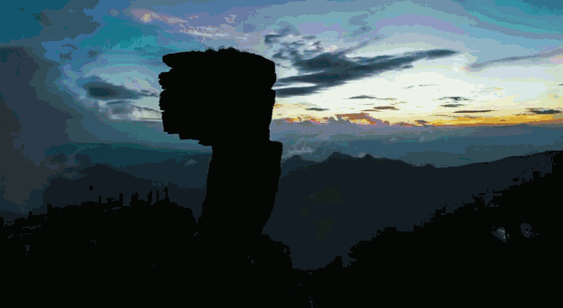 只要耐心等待 奇迹就会突然出现 遥远的天边瞬间跃起一颗 光芒万丈的