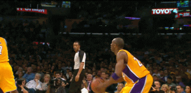 10-11赛季的科比单季吃到15个技术犯规,愤怒的下场砸椅子摔毛巾