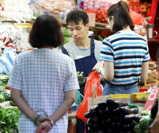 赌王三太带女儿逛菜场朴素如路人，网友：翡翠手镯才是亮点