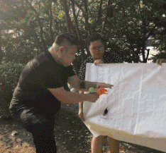 搞笑gif动图:兄弟,你这个媳妇怎么这么好,给俺也介绍个呗!