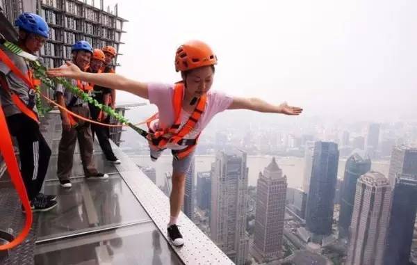 金茂大厦空中步道开放可为啥要戴头盔?网友解