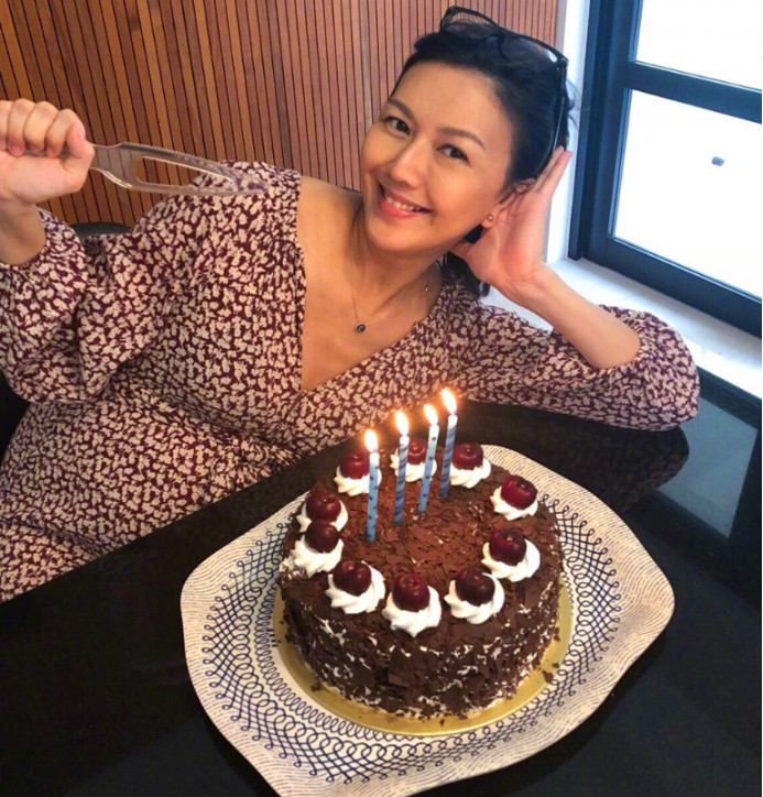 孙燕姿晒4款蛋糕庆40岁生日，9个月孕肚很抢镜