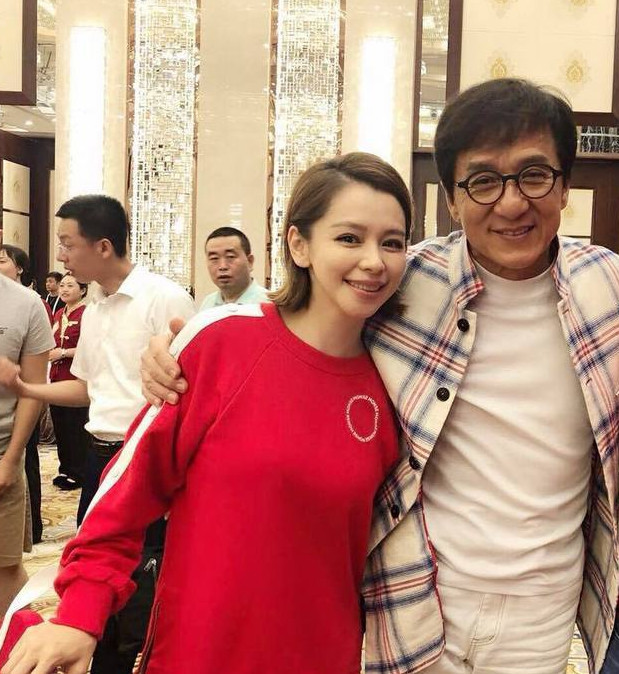 徐若瑄回忆17年前电影，成龙边吃饭边夹苍蝇，两人还一起跳粪坑