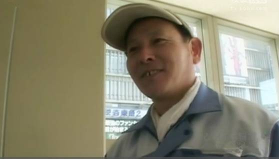 这位上海爸爸土插队回来又去洋插队 感动了全世界