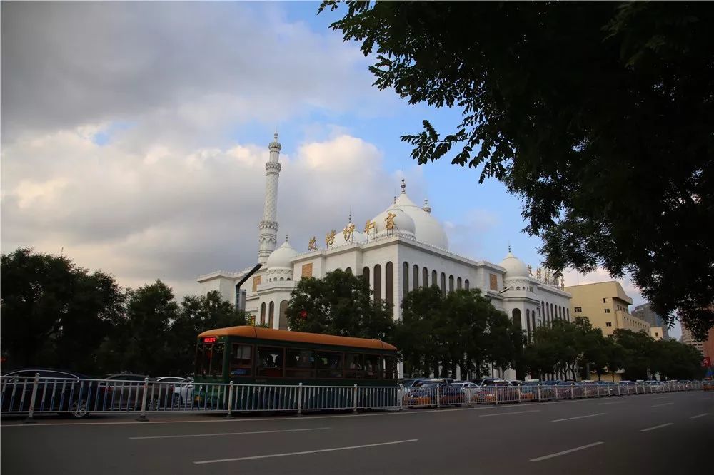 跟着铛铛车漫游青城玉泉老城区 坐着铛铛车到底能玩什么 看点快报