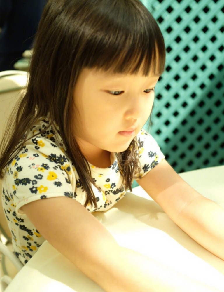 赵子琪携俩女儿喝下午茶，小女儿甜美可爱，大女儿越长越像爸爸