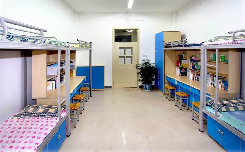 学生宿舍对比,初中生的温馨,大学生的宿舍太"干净"