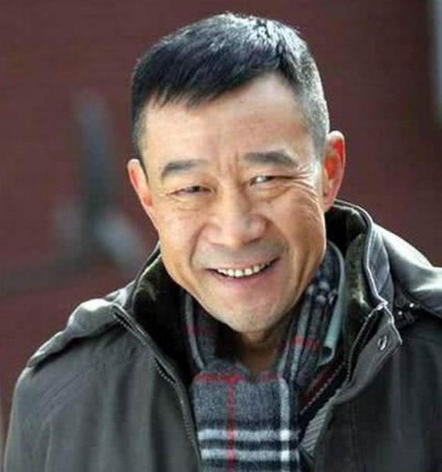 他曾是片酬最高男明星,事业巅峰时患癌,现双耳失聪,需