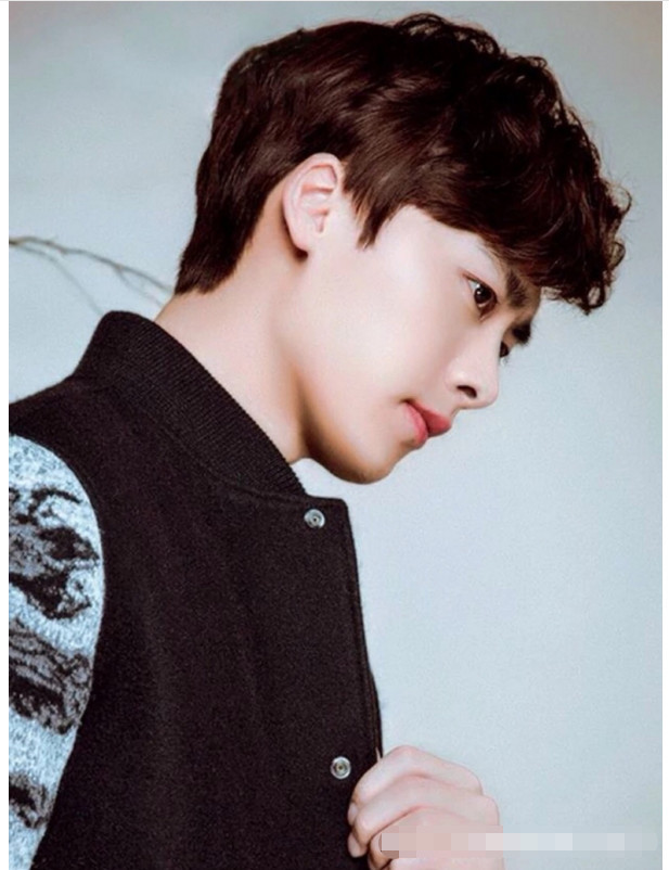 李易峰成熟又帅气的男生烫发,时尚个性有气质