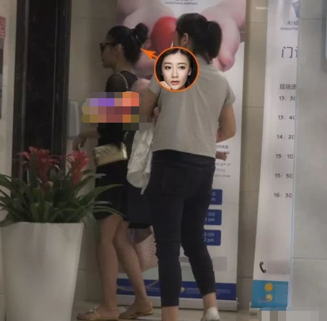 曹云金携妻女现身医院被偶遇，女儿乖巧听话新手妈却面带疲态