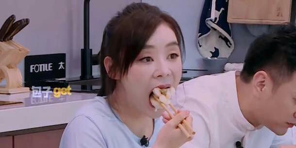 姗姗被爆催吐,是要从马甲线人设转战大胃王吗