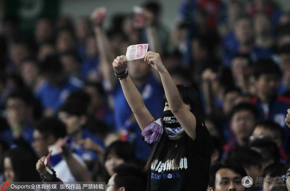 申花球迷怒了!举百元大钞讽刺裁判收钱_学生时