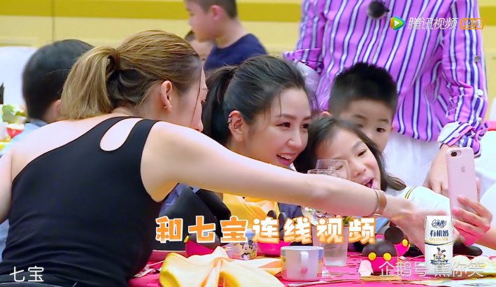 子视频通话,信儿扮鬼脸逗七宝玩,满分表情包萌