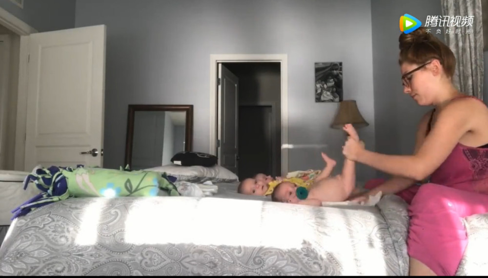 妈妈帮三胞胎宝宝换尿布,简直像打仗一样,场面