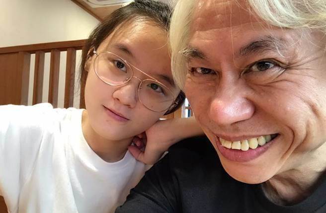 台湾"爷孙恋"传分手,李坤城林靖恩甜蜜吃面力证情比金