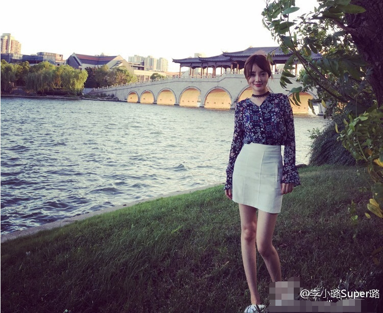 美颜白腿小蛮腰!李小璐向八月问好_学生时代网