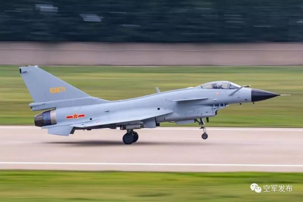 歼-10条件最好的外挂点,挂的咋不是副油箱就是