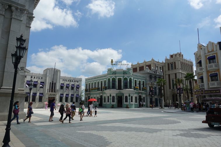 我们去了华谊兄弟电影世界,比横店小,但更好玩