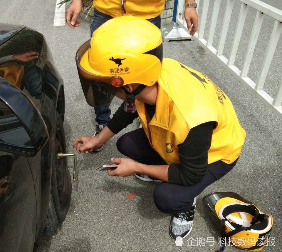 外卖小哥神秘组织:文能弹琴唱歌说英语 武能炒